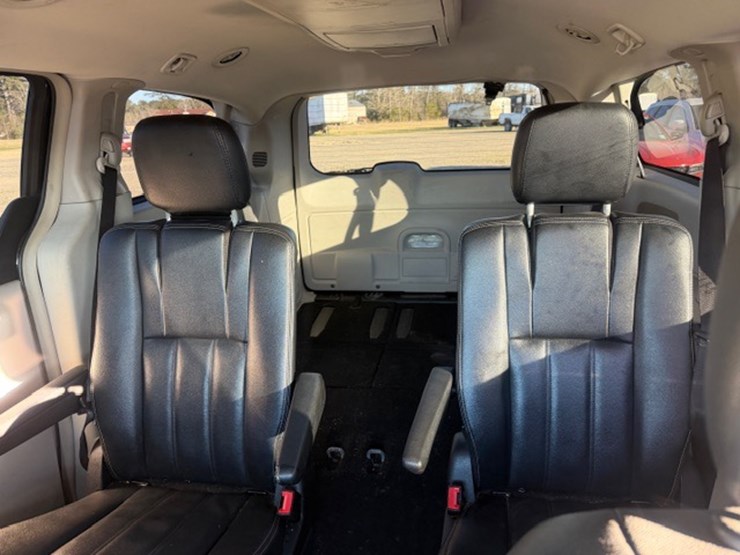 2014-chrysler-town-&-country-image-42