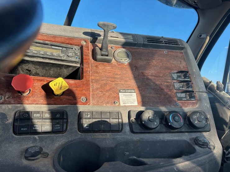 2013-freightliner-cascadia-image-8