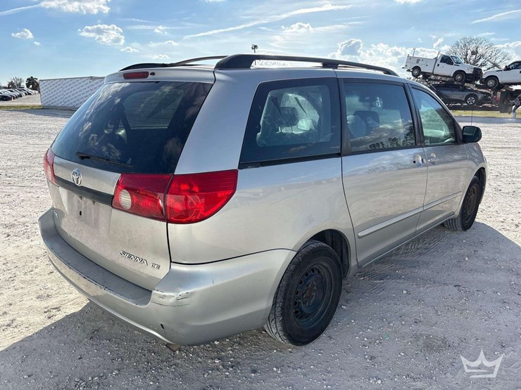 2006-toyota-sierra-ce-van-image-3