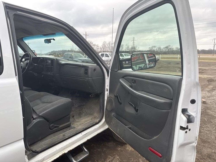 2005-gmc-sierra-2500-image-23