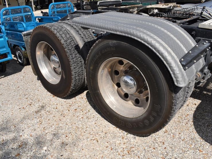 2021-peterbilt-567-image-11