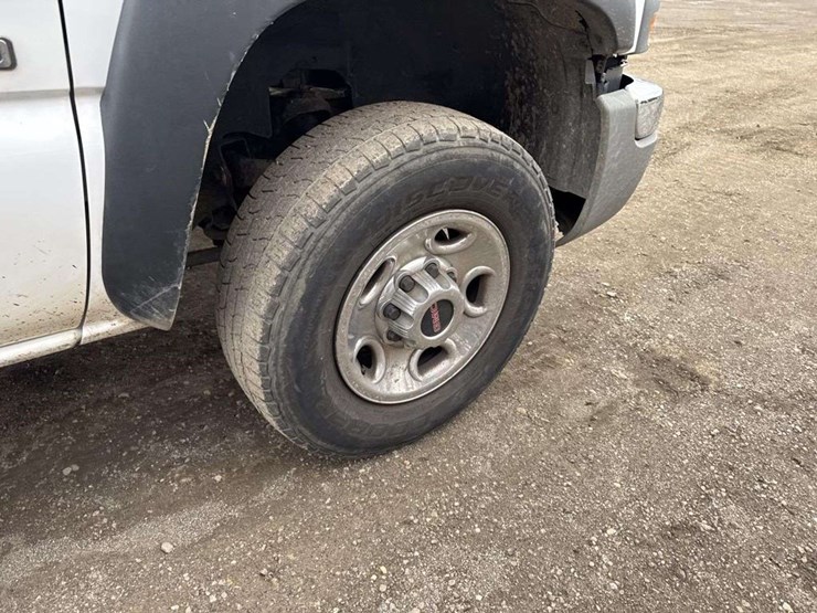 2005-gmc-sierra-2500-image-11