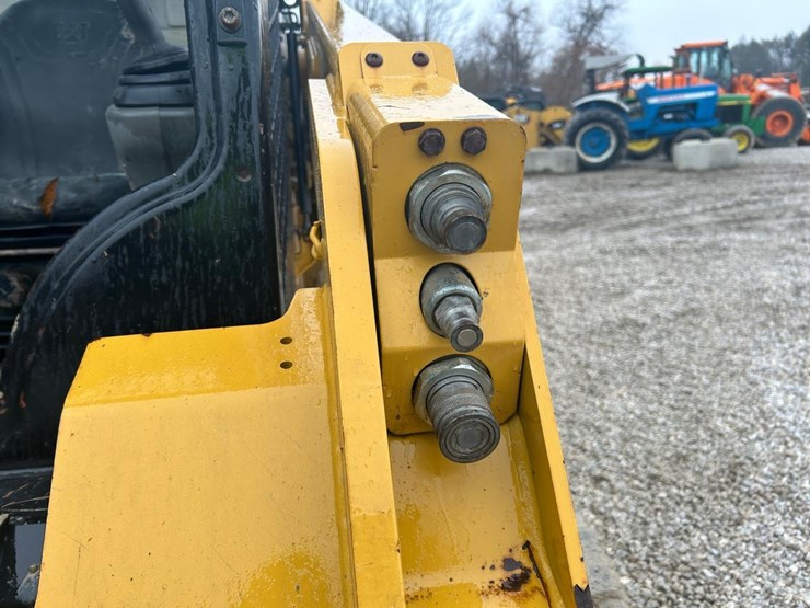 2015-caterpillar-259d-image-11