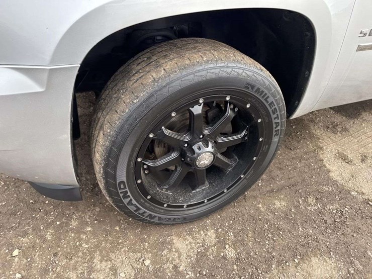 2012-chevrolet-suburban-1500-image-8