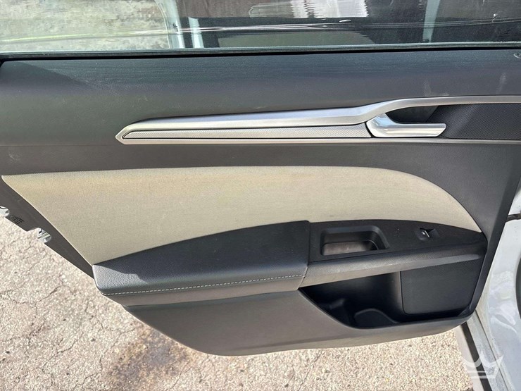 2017-ford-fusion-hybrid-sedan-image-18