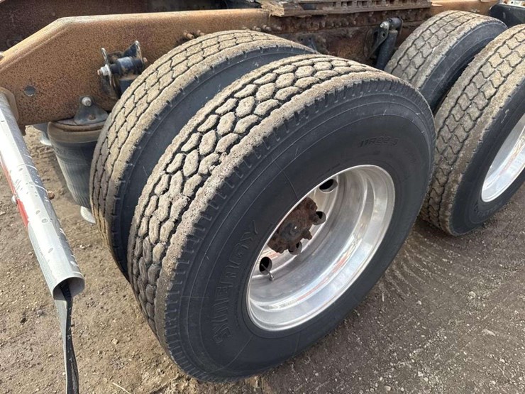 2007-volvo-vn-image-11