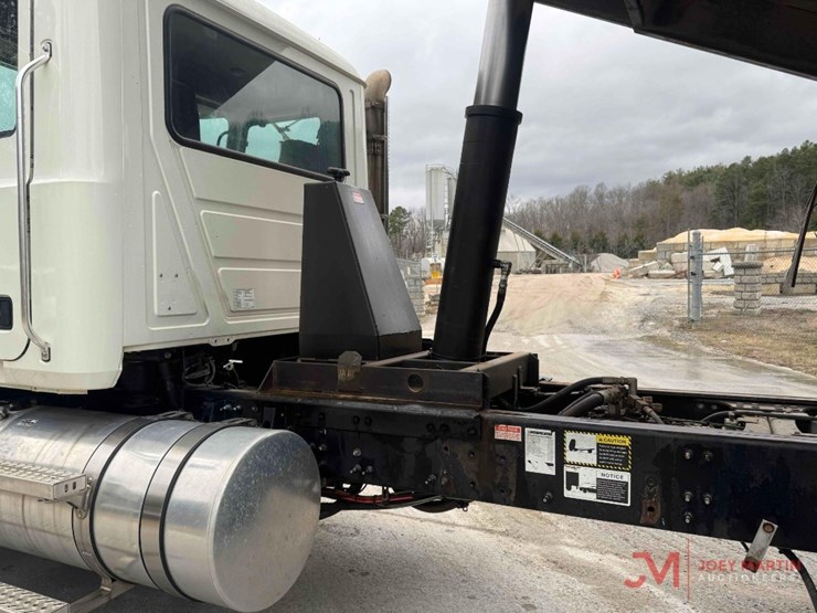 2014-mack-granite-gu713-image-31