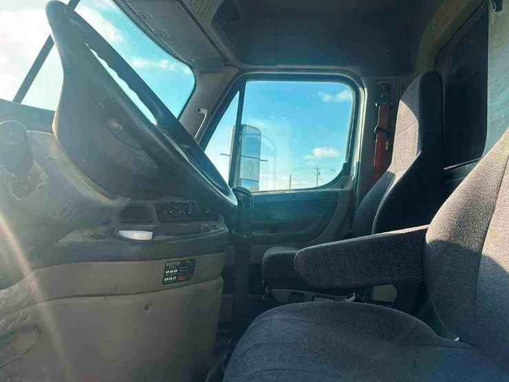 2014-freightliner-cascadia-image-7