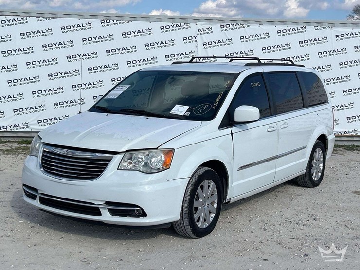 2016-chrysler-town-&-country-image-1