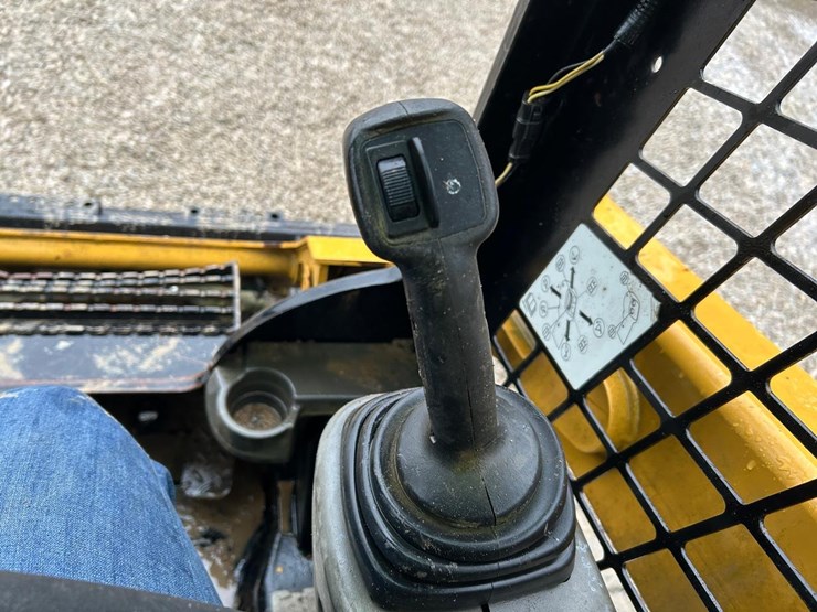 2016-caterpillar-259d-image-27