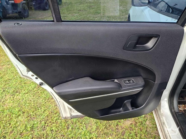 2017-dodge-charger-sedan-image-8