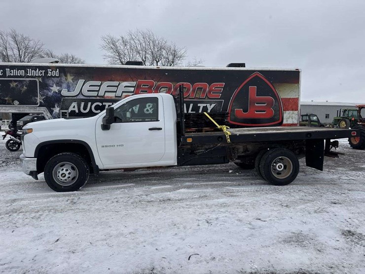 2022-chevrolet-silverado-3500-image-2