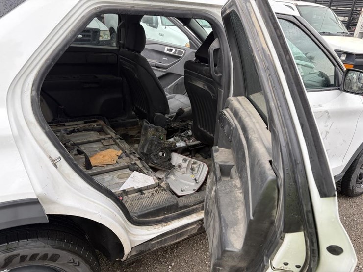 2020-ford-explorer-image-14