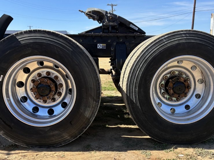 2020-peterbilt-567-image-11