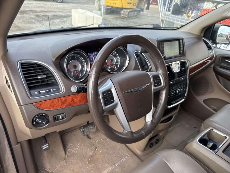 2013-chrysler-town-&-country-image-16