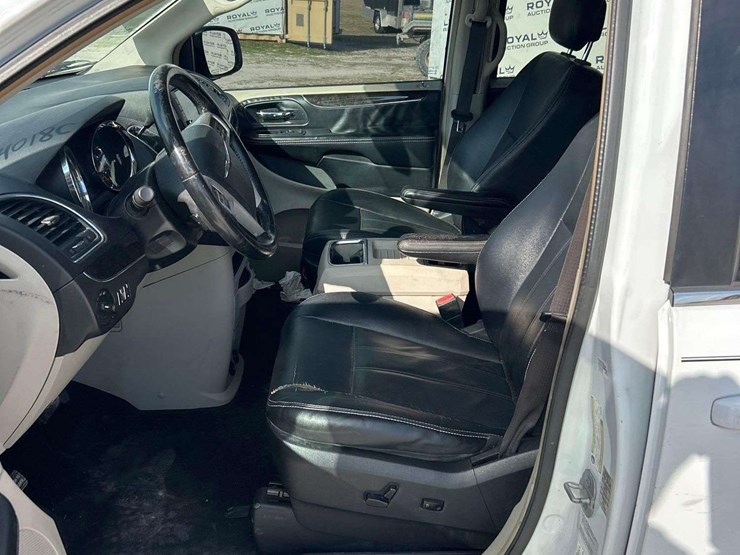 2016-chrysler-town-&-country-image-12