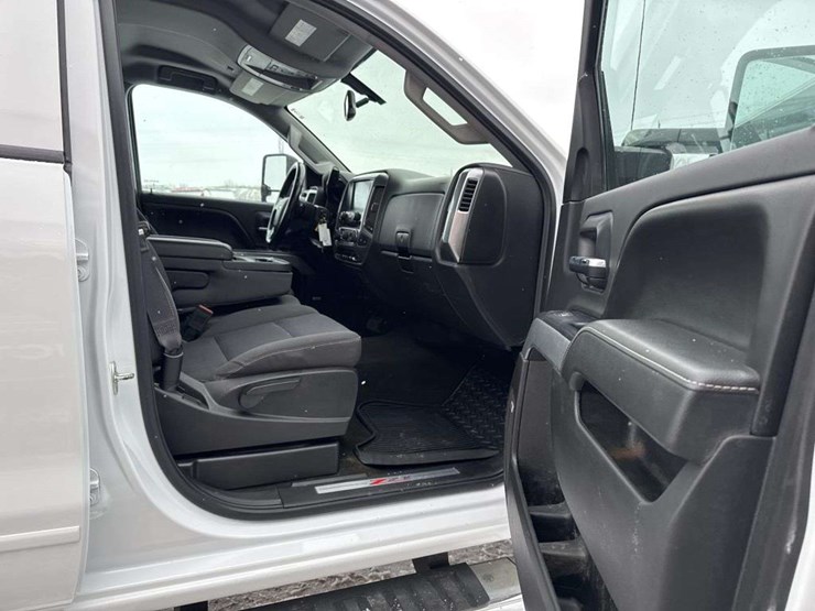 2016-chevrolet-silverado-2500hd-lt-image-16