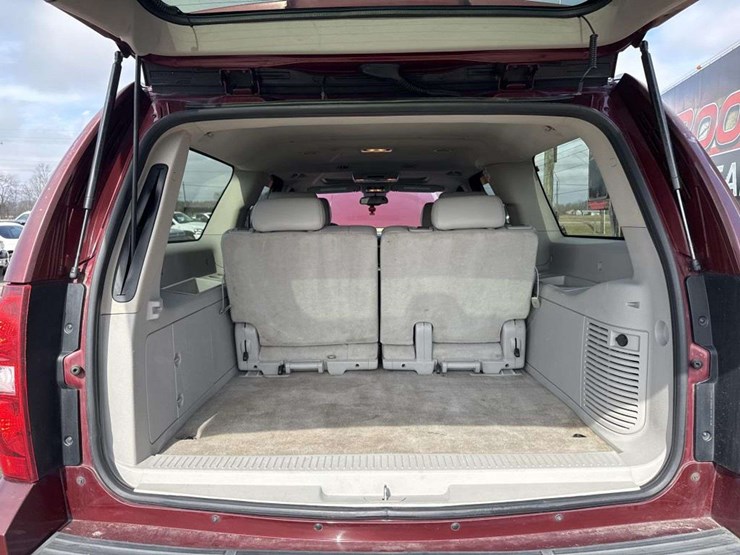 2008-chevrolet-suburban-image-13