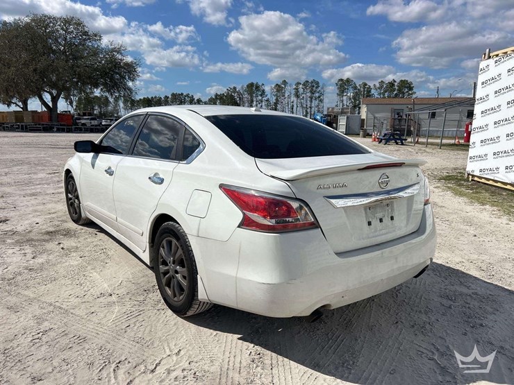 2015-nisan-altima-s-sedan-image-4