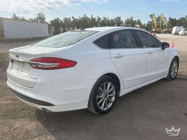 2017-ford-fusion-hybrid-sedan-image-3