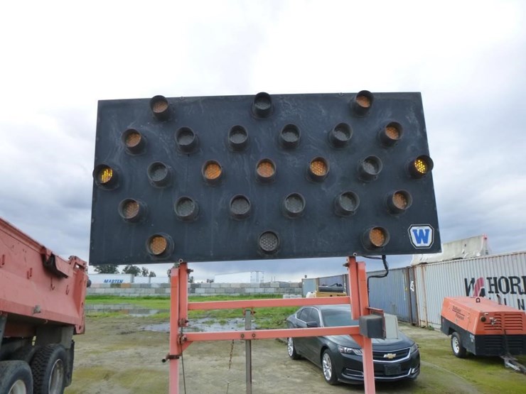 wanco-wtsp-towable-arrow-board-image-6