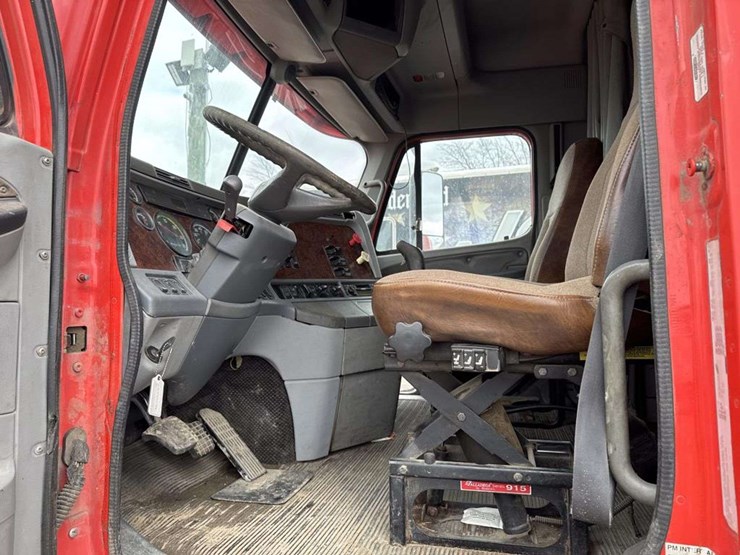 2000-freightliner-flc120-image-24