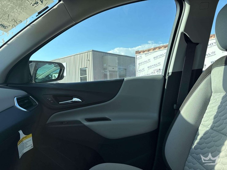 2021-chevrolet-equinox-image-16