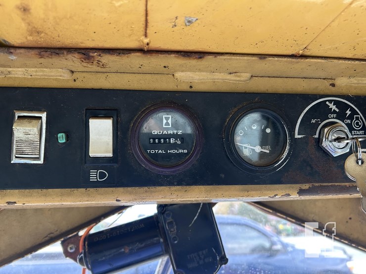 new-holland-l783-image-11