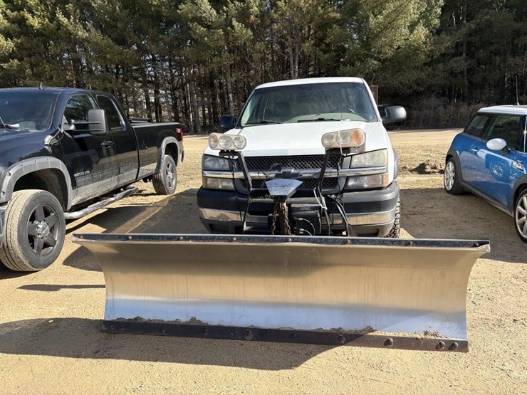 2004-chevrolet-silverado-truck-image-2