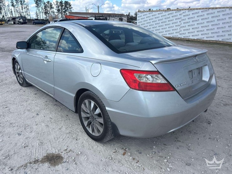 2011-honda-civic-coupe-image-4