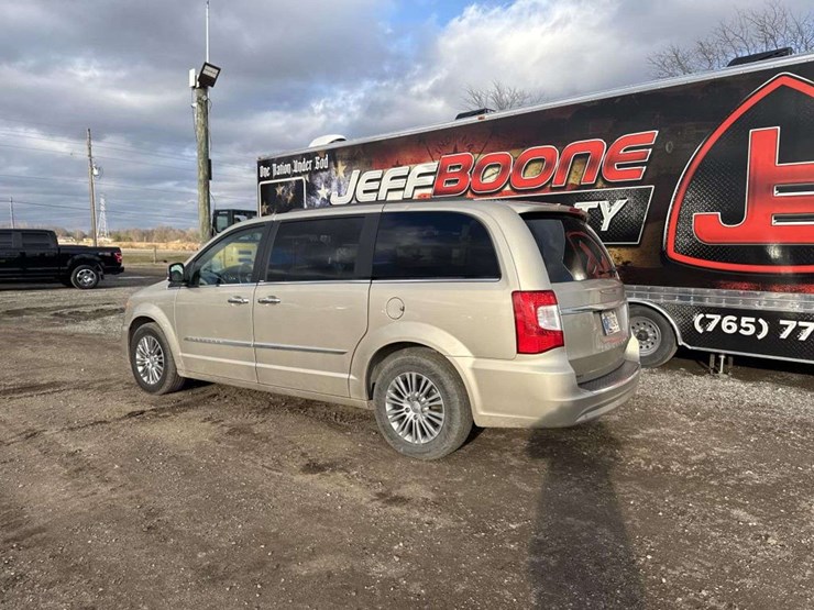 2013-chrysler-town-&-country-image-2