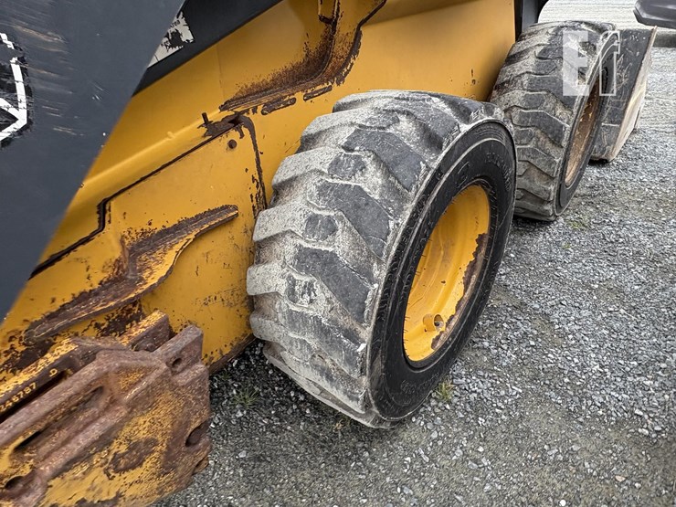 2015-deere-326e-image-9