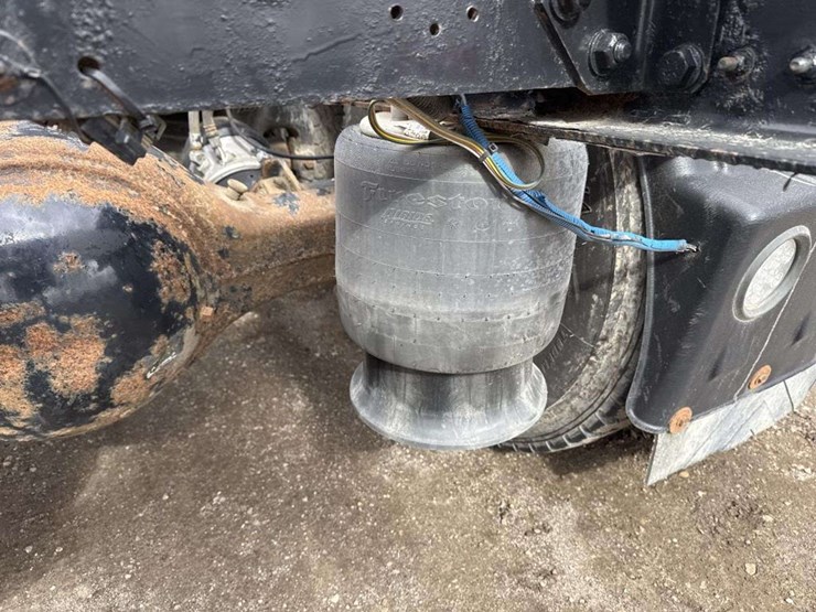 2000-freightliner-flc120-image-12