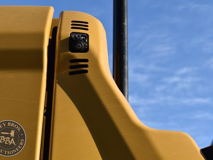 2020-caterpillar-320-image-34