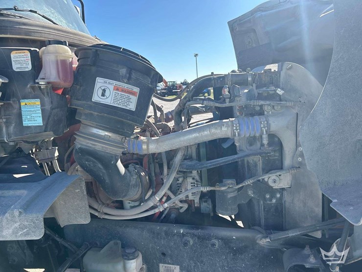 2014-freightliner-114sd-image-9