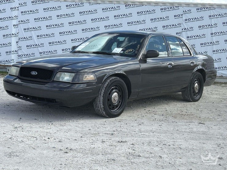 2007-ford-crown-victoria-sedan-image-1