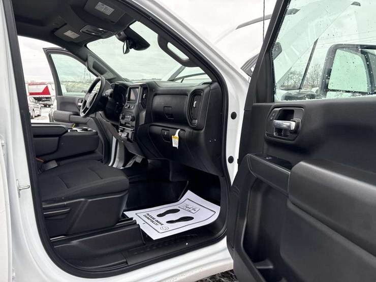 2023-chevrolet-3500-image-18