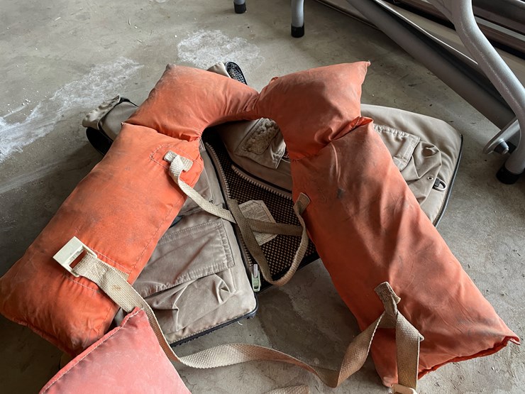 #7626-•-(3)-life-jackets-image-3