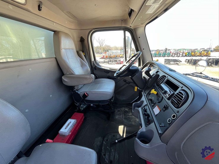 2019-freightliner-m2-s/a-box-truck-image-64