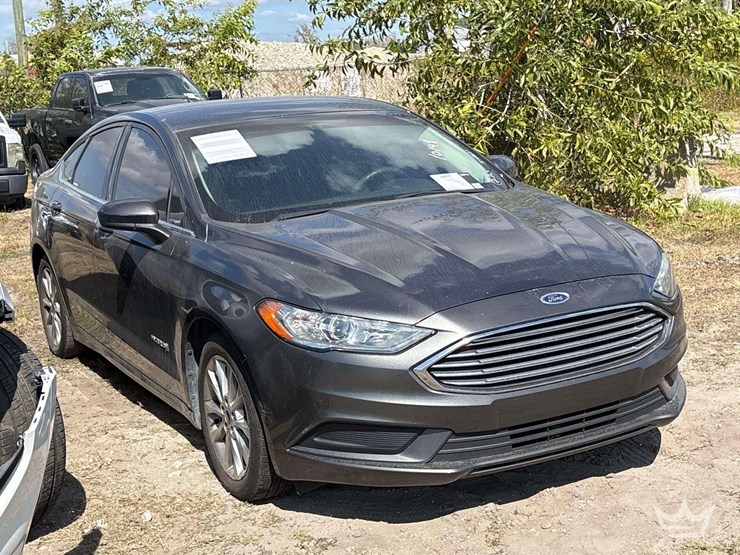 2017-ford-fusion-se-hybrid-sedan-image-2