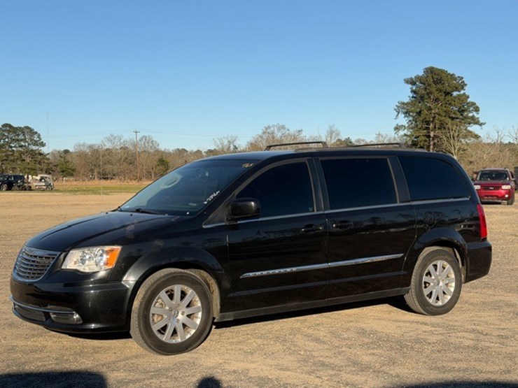 2014-chrysler-town-&-country-image-1