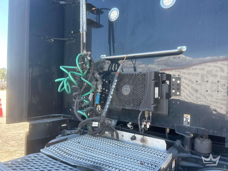 2020-peterbilt-579-image-8