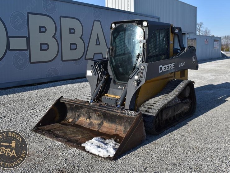 2015-deere-323e-image-1