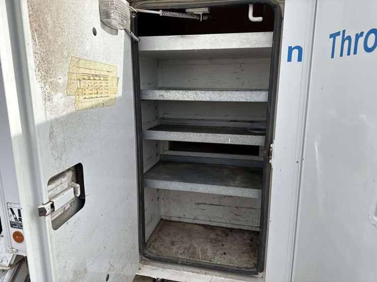 2000-freightliner-fl70-image-16