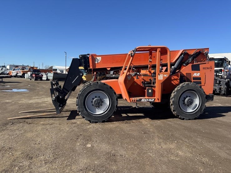 2018-jlg-8042-image-5