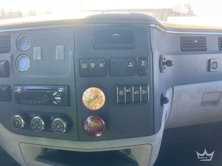 2020-peterbilt-579-image-35