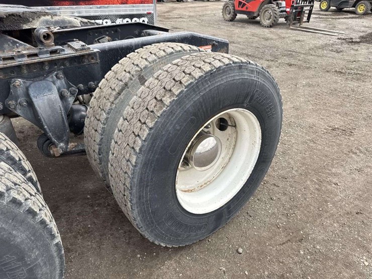 2000-freightliner-fld112-image-10