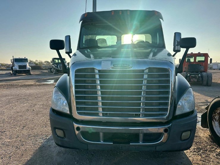 2013-freightliner-cascadia-image-9