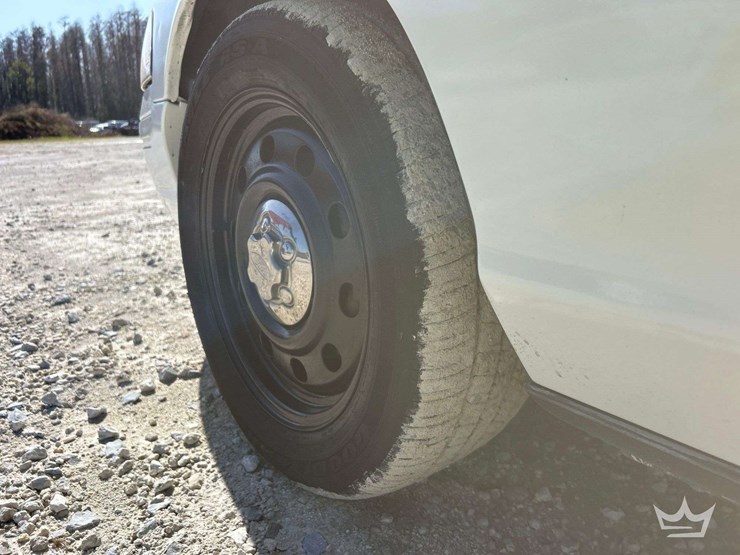 2010-ford-crown-victoria-sedan-image-22