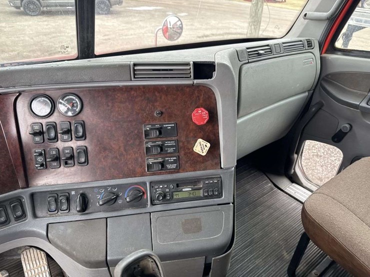 2000-freightliner-flc120-image-26